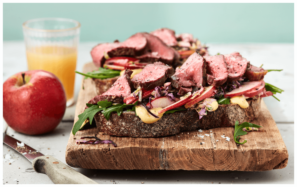 Steak-Stulle mit schnellem Apfel-Krautsalat un Rauke