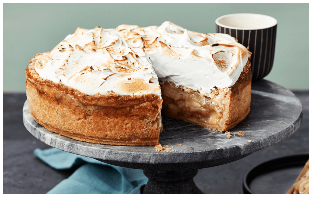 Gedeckter Apfelkuchen mit abgeflämmter Eischnee-Haube